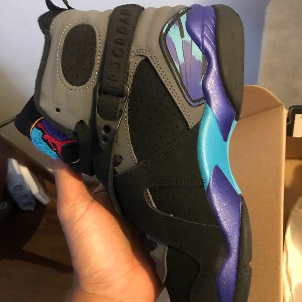 💎😈 Retro 8 Jordan’s Female size 5 Bugs Bunny’s